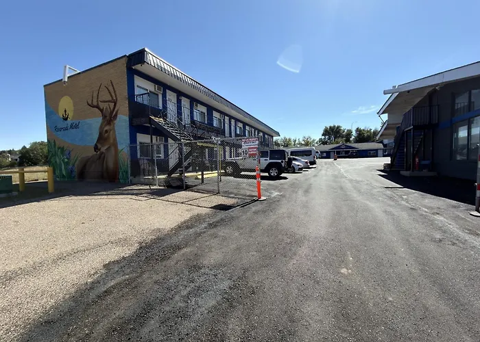 Riverside Motel & Suites