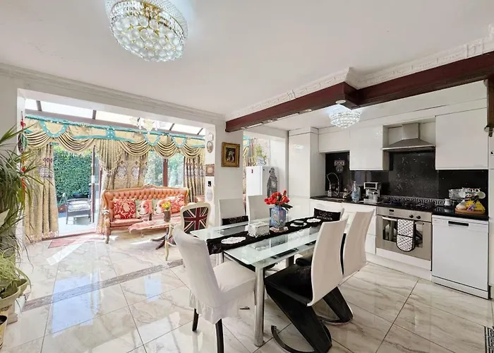 Cheerful 4 Bedroom House With Garden Free Parking