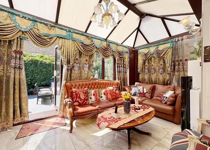 Cheerful 4 Bedroom House With Garden Free Parking