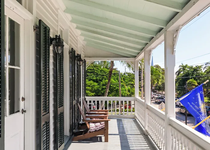 Hotels Close to Airport Conch House Heritage Inn