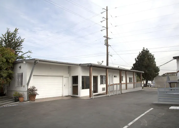 Hotels Close to Airport Lodge At 32Nd