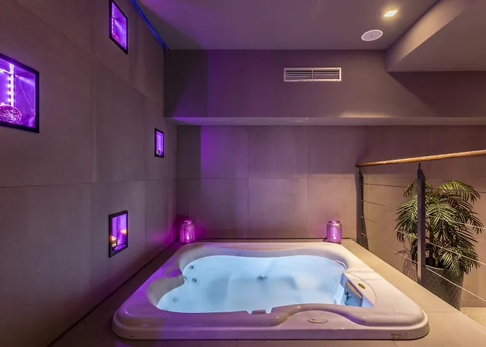 Hot Tub in Room Cornaro