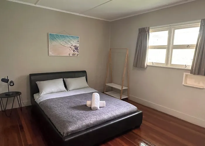 Backpackers In Paradise 18-35