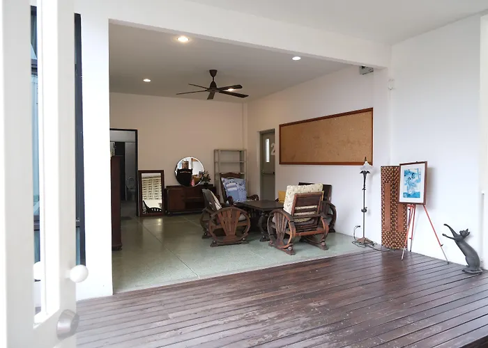  Feung Nakorn Balcony Rooms And Cafe