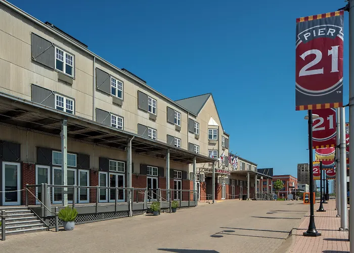 Harbor House Hotel And Marina At Pier 21