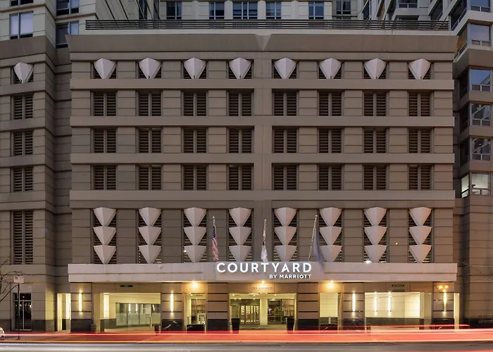 Courtyard By Marriott Downtown/River North