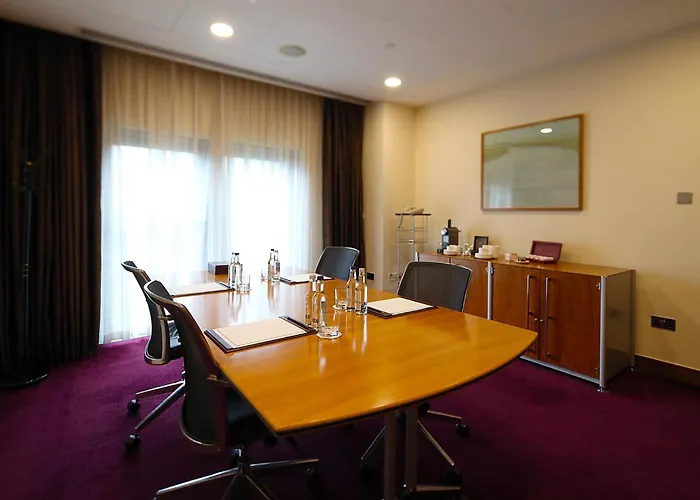 Canary Riverside Plaza Hotel