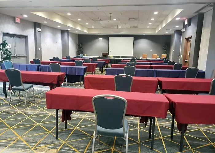 Holiday Inn & Suites Airport By Ihg