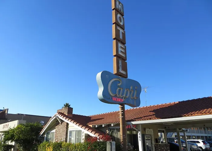 Hotel near College: Capri Motel