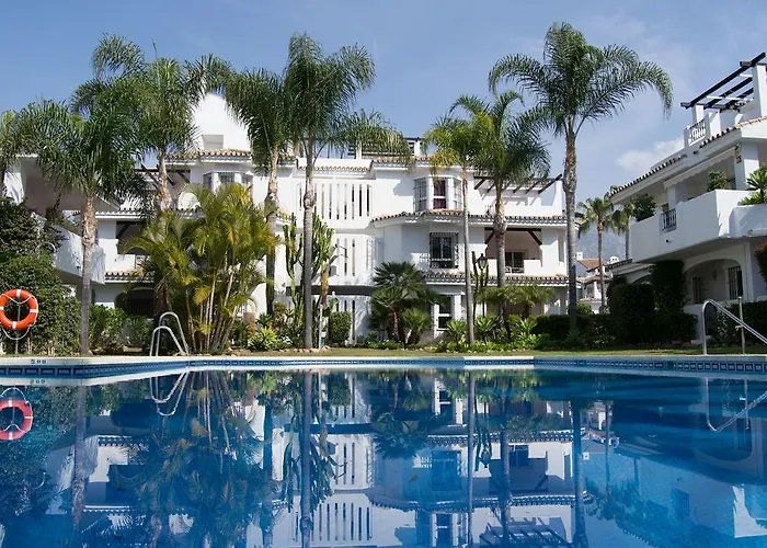 Hotel cerca del colegio: Apartamentos y casas SERINAMAR- Banús, Marbella