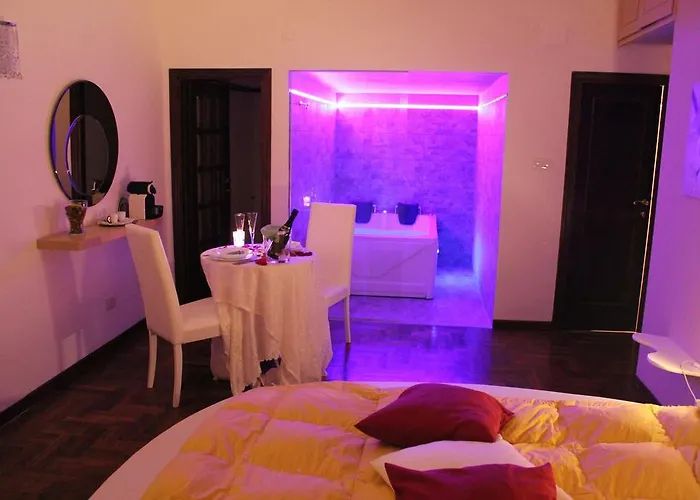 Hotel Jacuzzi: Suite And Room