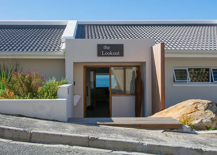 Hotel with pool: The Lookout