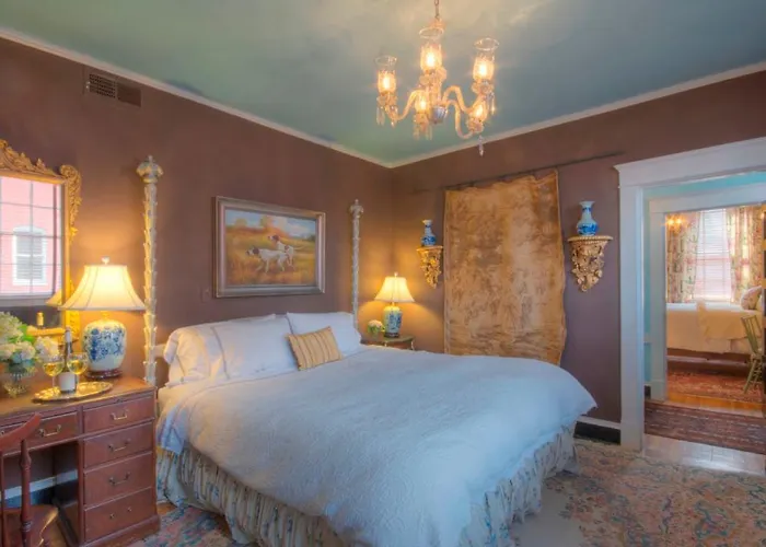 Hotel near College: Inn At Court Square