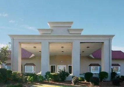 Hotel with pool: Clarion Suites Augusta