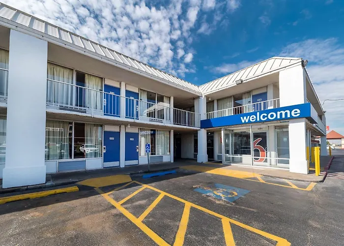 Hotel near College: Motel 6 Bricktown
