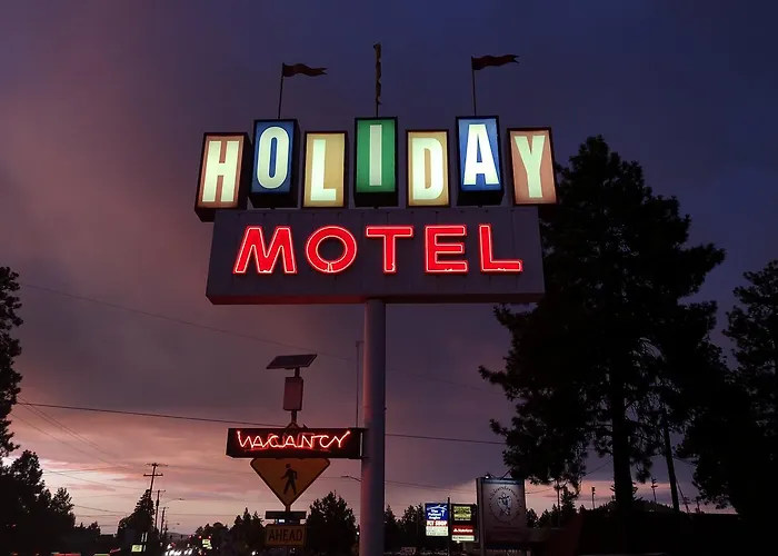 Hotel near College: Holiday Motel Bend