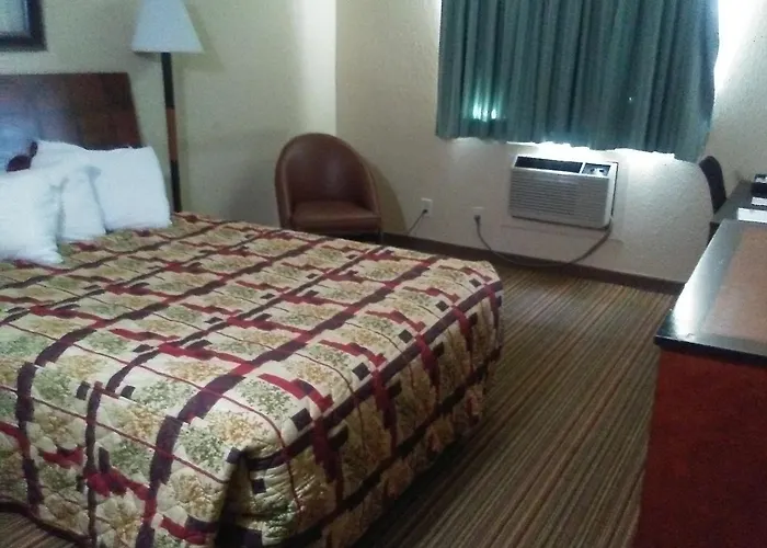 Hotel with pool: Knights Inn And Suites - Grand Forks