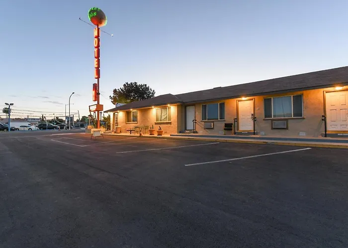 Lodge: Desert Moon Motel