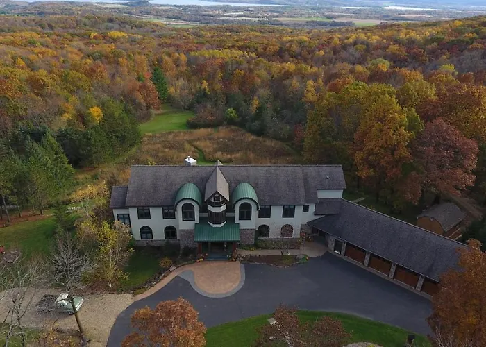 3 star hotel: Inn At Wawanissee Point