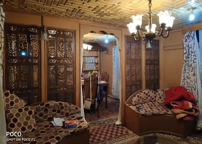 Jacuzzi hotel: Quebec Group Of Houseboats By Touristhousebost