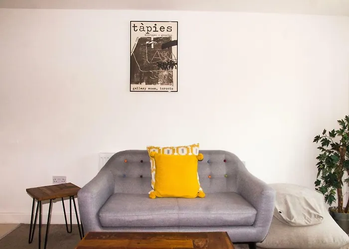 Pet Friendly hotel: Impressive Urban Townhouse - Leeds City Centre