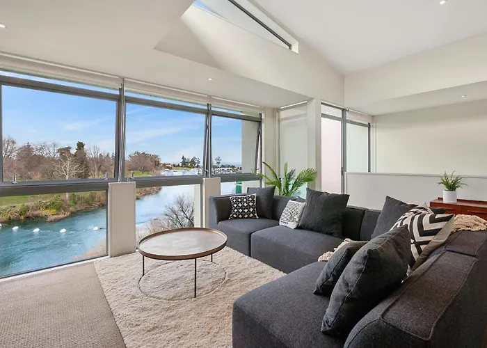Riverside Villa - Taupo Holiday Home
